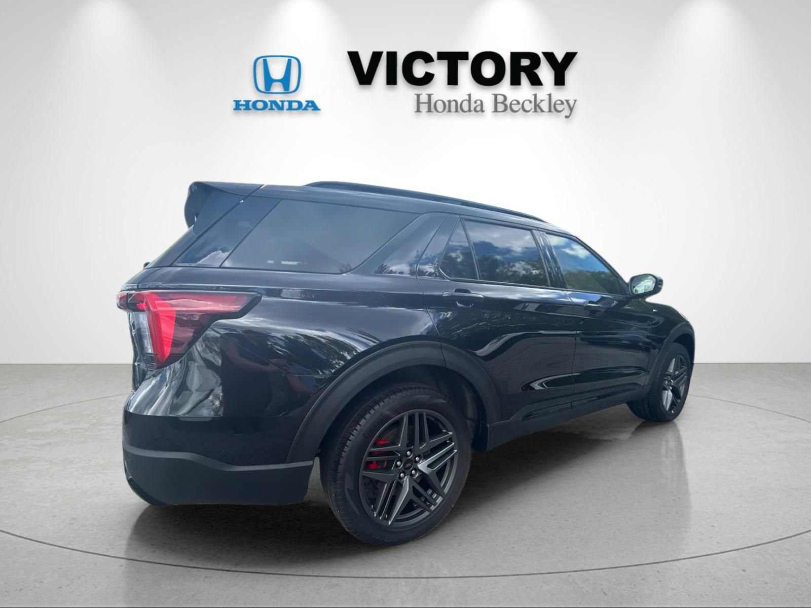Used 2025 Ford Explorer ST-Line w/ ST-Line Street Pack AWD/4WD image 5