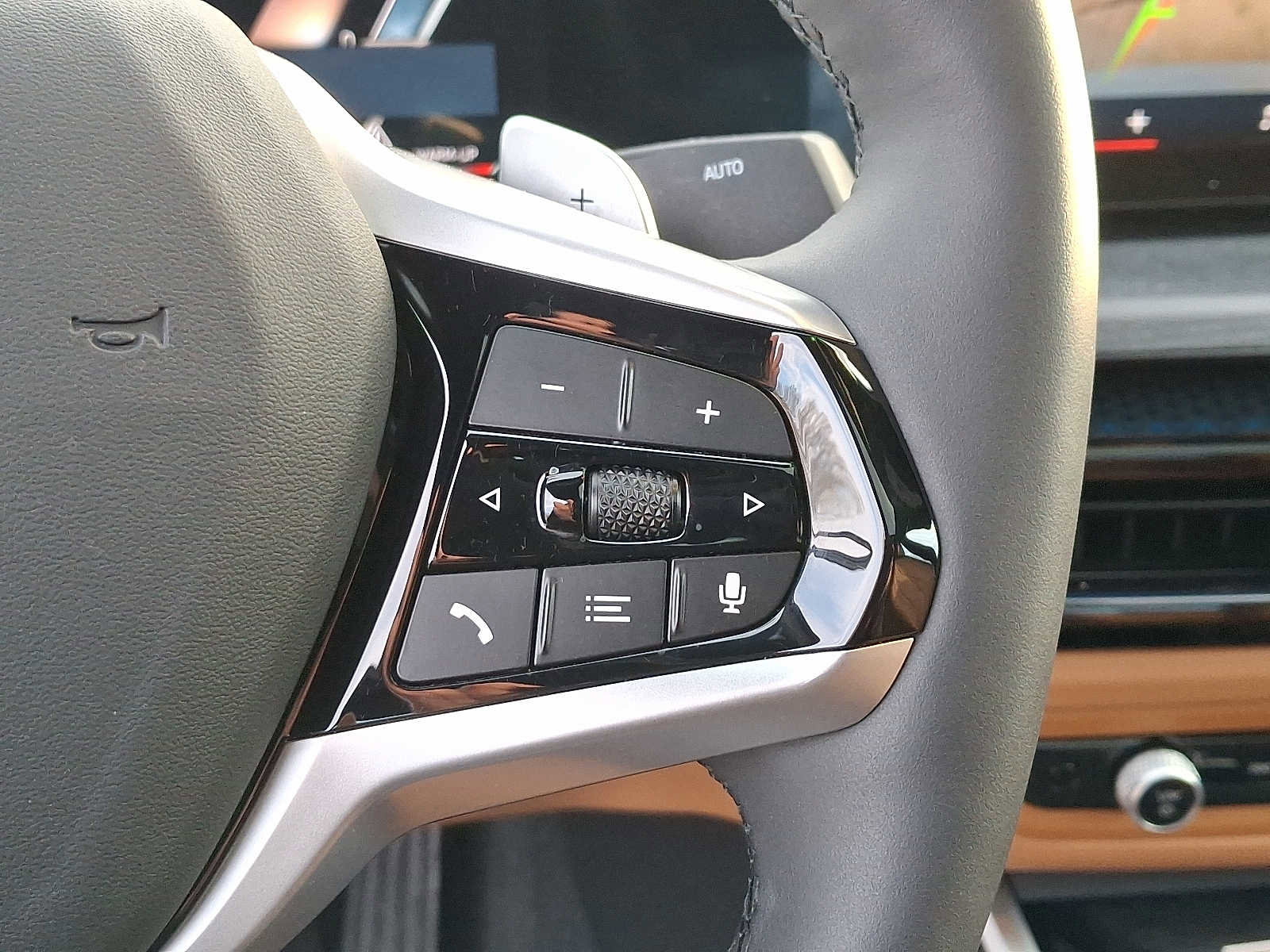 Used 2025 BMW 330i xDrive Sedan w/ M Sport Package image 23