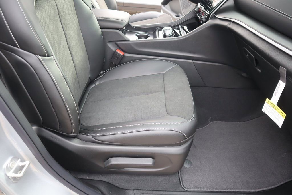 New 2025 Jeep Grand Cherokee L Altitude image 14