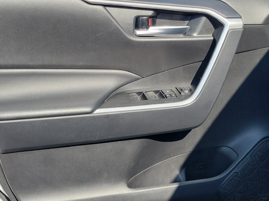 Used 2025 Toyota RAV4 XLE AWD/4WD image 20