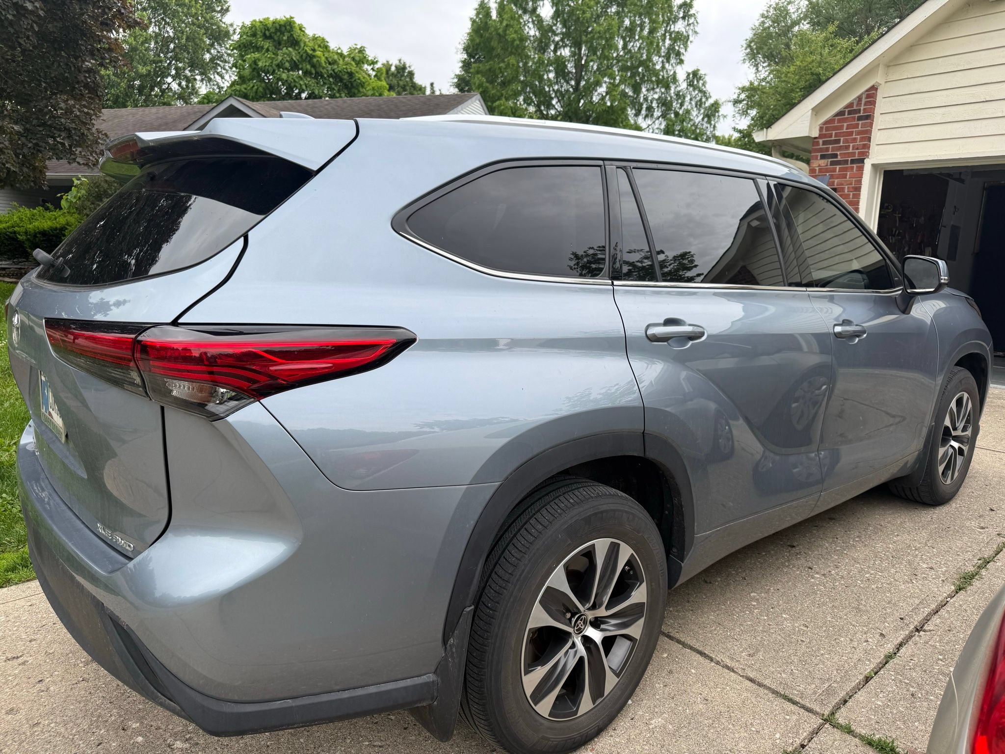 Used 2021 Toyota Highlander XLE AWD/4WD image 12