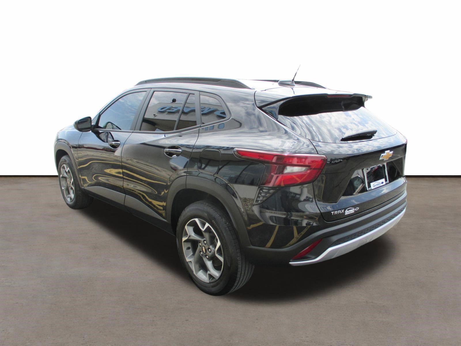 Used 2024 Chevrolet Trax LT w/ Sunroof Package FWD image 5