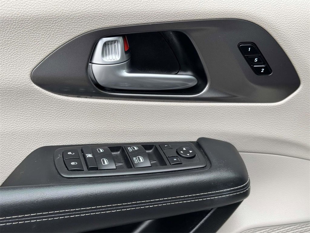 Used 2024 Chrysler Pacifica Touring-L image 19