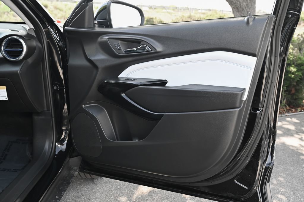 New 2026 Chevrolet Trax LT w/ LPO, Blackout Package FWD image 35