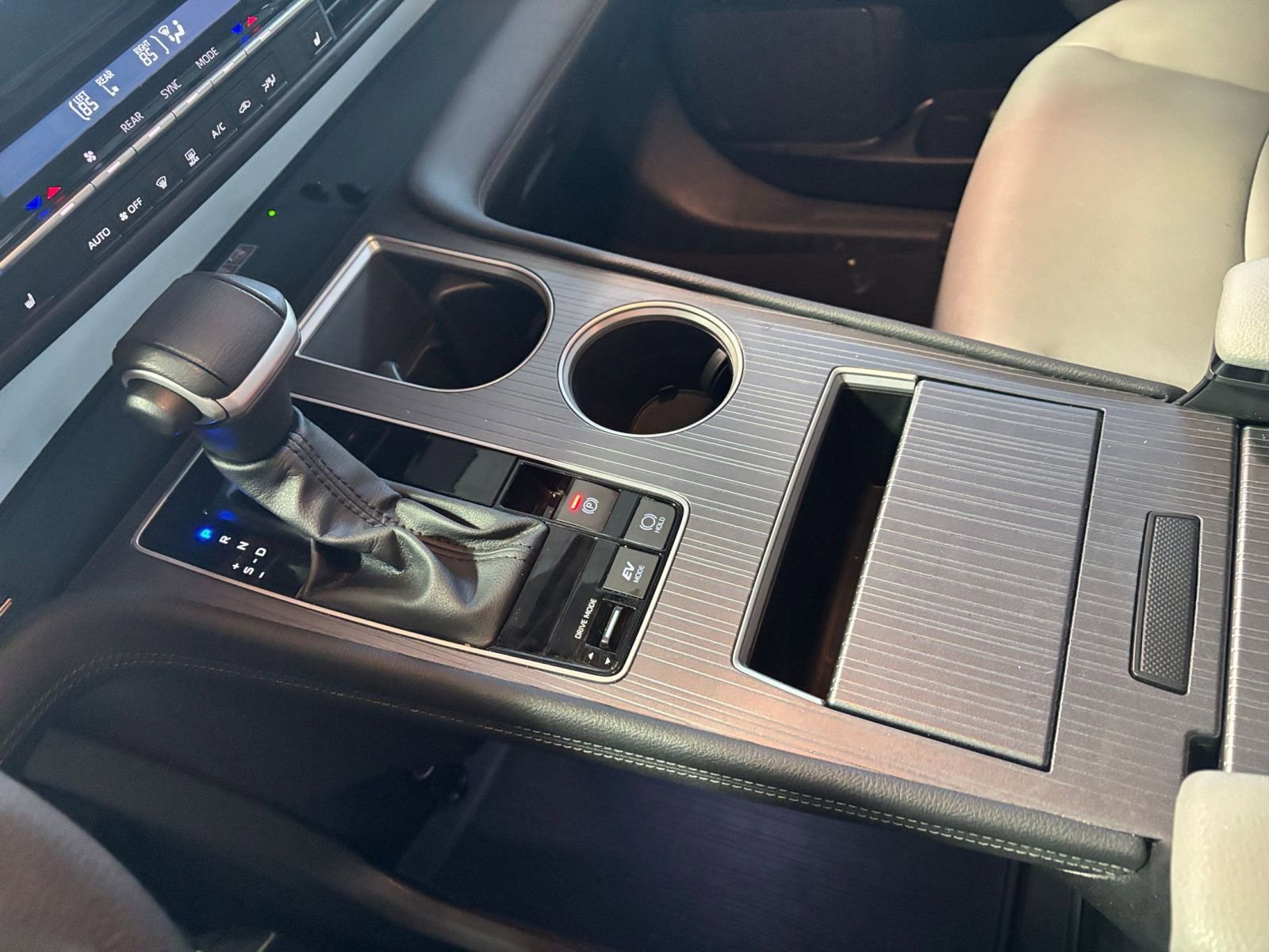 Used 2025 Toyota Sienna XLE image 45