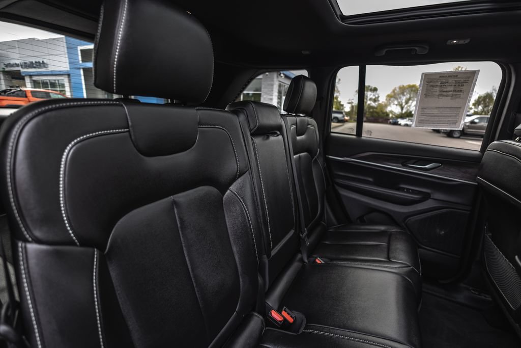 Used 2024 Jeep Grand Cherokee Limited AWD/4WD image 35