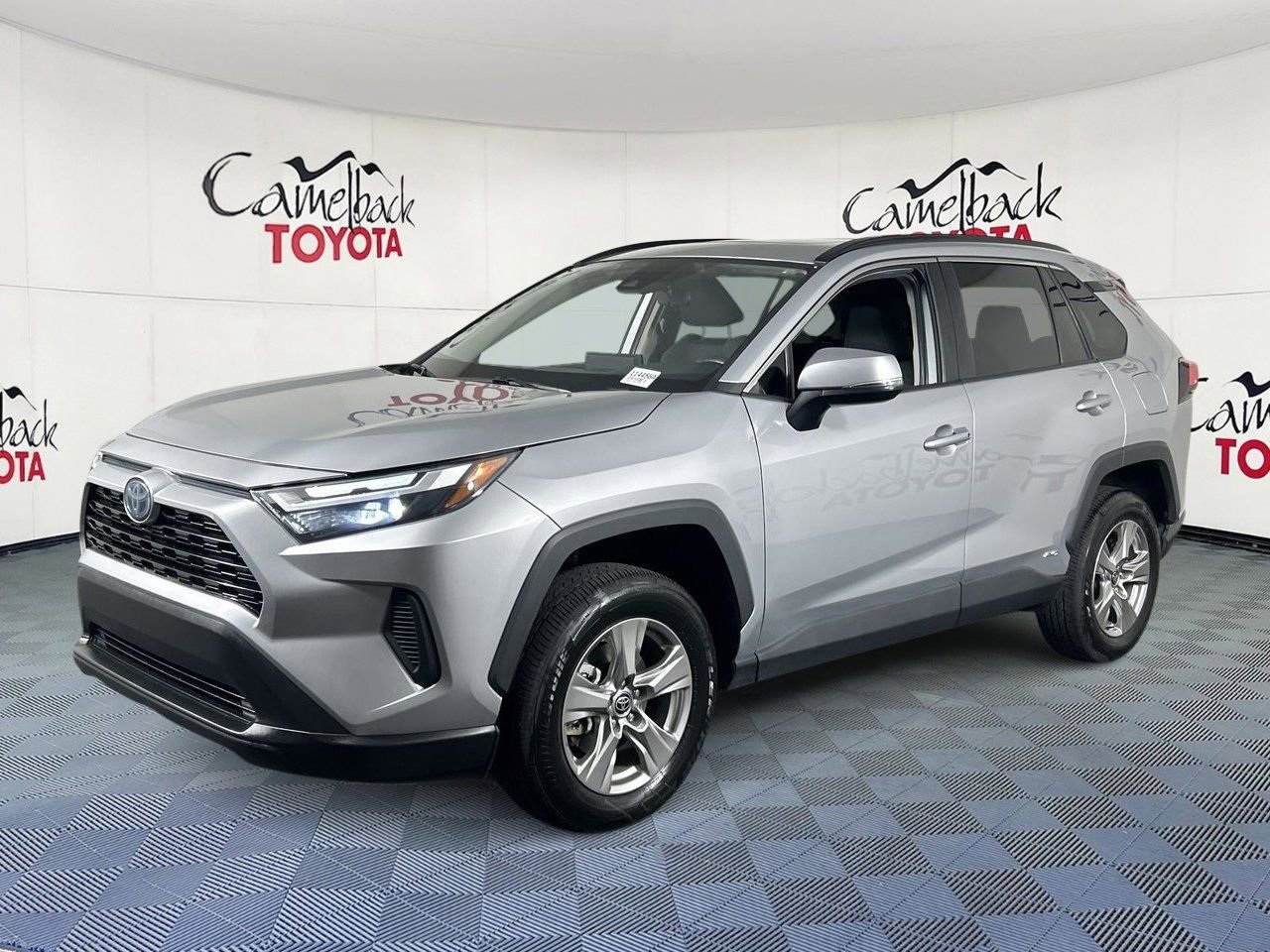 Used 2022 Toyota RAV4 XLE w/ Convenience Package image 2