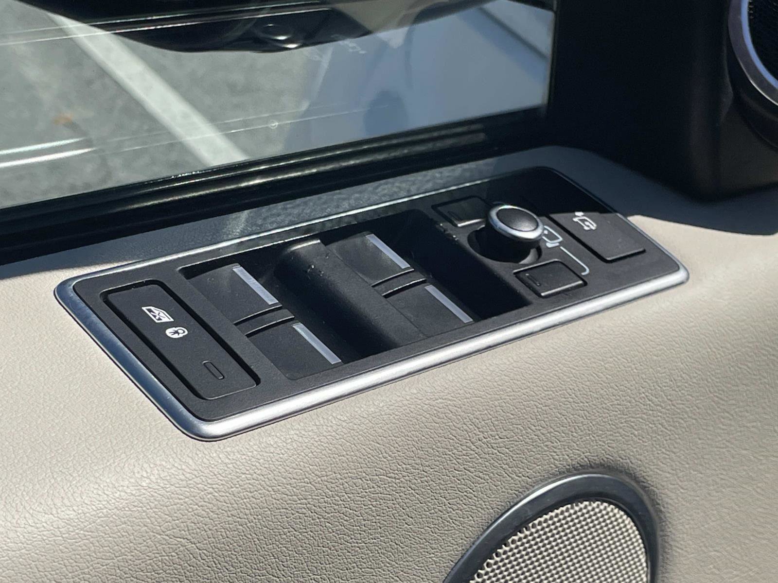 Used 2016 Land Rover Range Rover HSE image 15