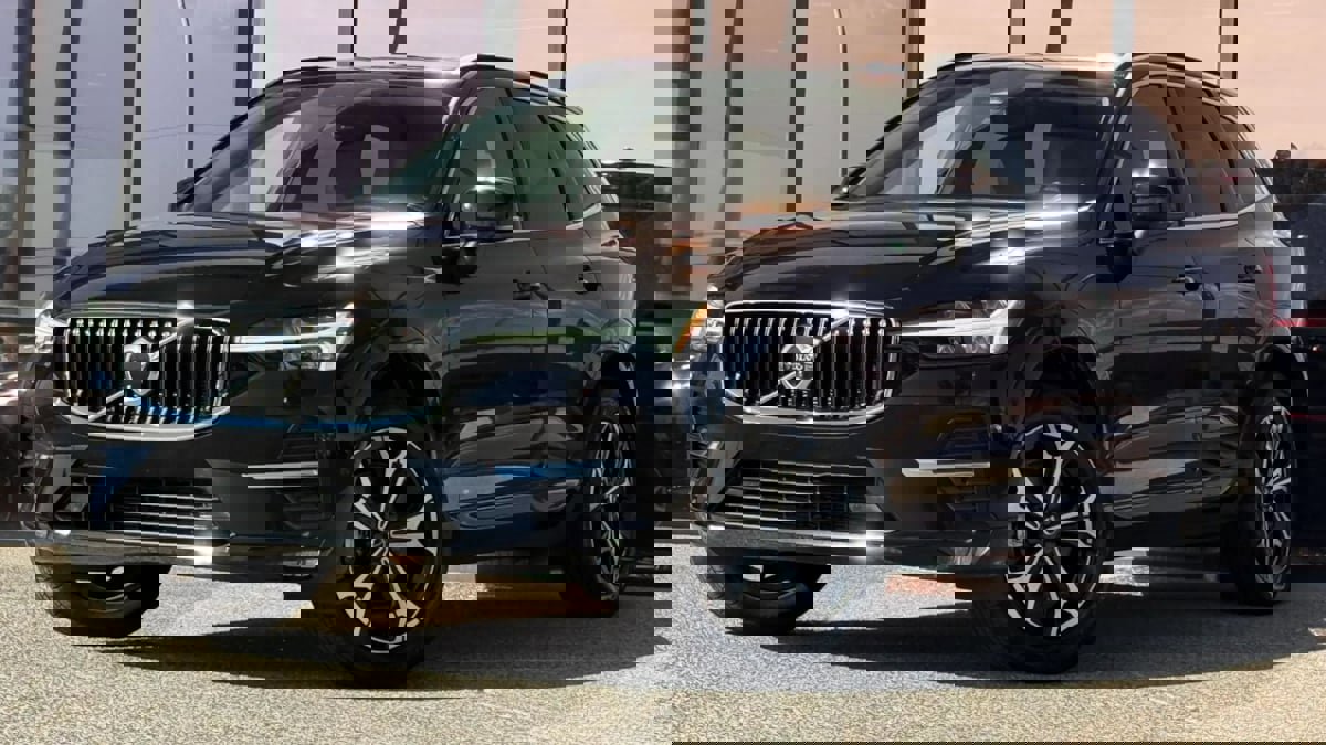 Used 2022 Volvo XC60 B5 Momentum image 2