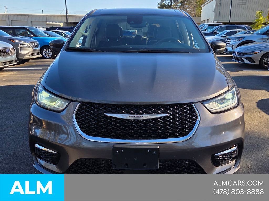 Used 2023 Chrysler Pacifica Touring-L FWD image 11