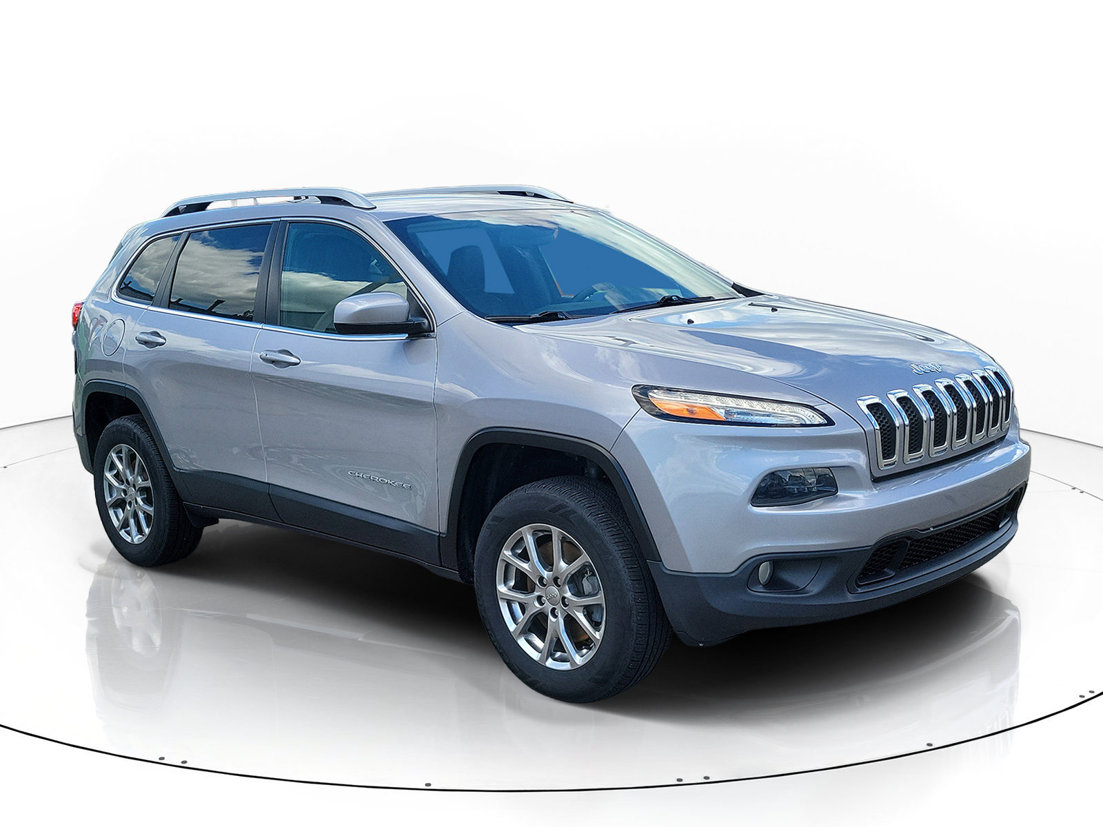 Used 2018 Jeep Cherokee Latitude Plus w/ Cold Weather Group AWD/4WD image 2