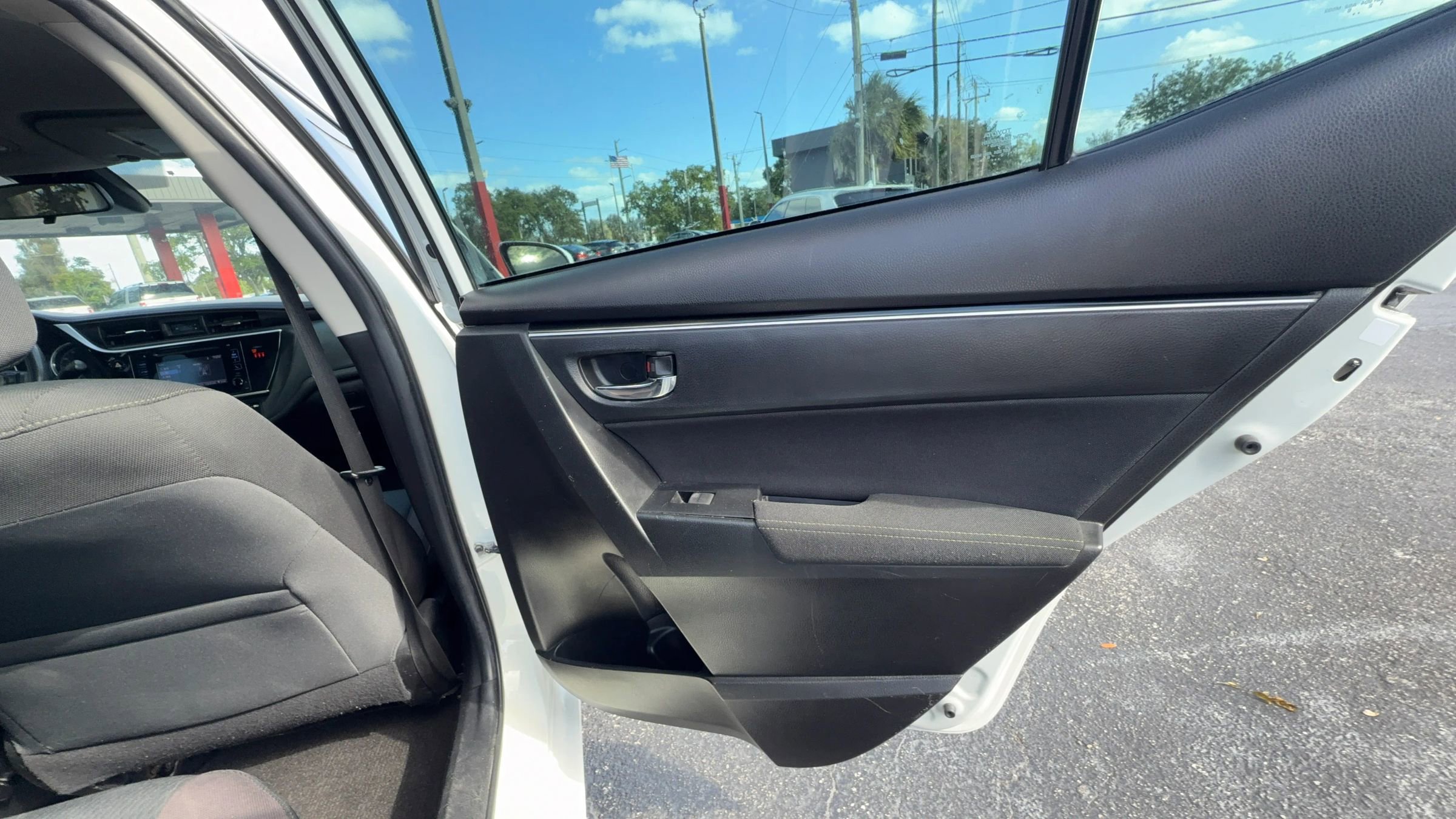 Used 2018 Toyota Corolla LE FWD image 22