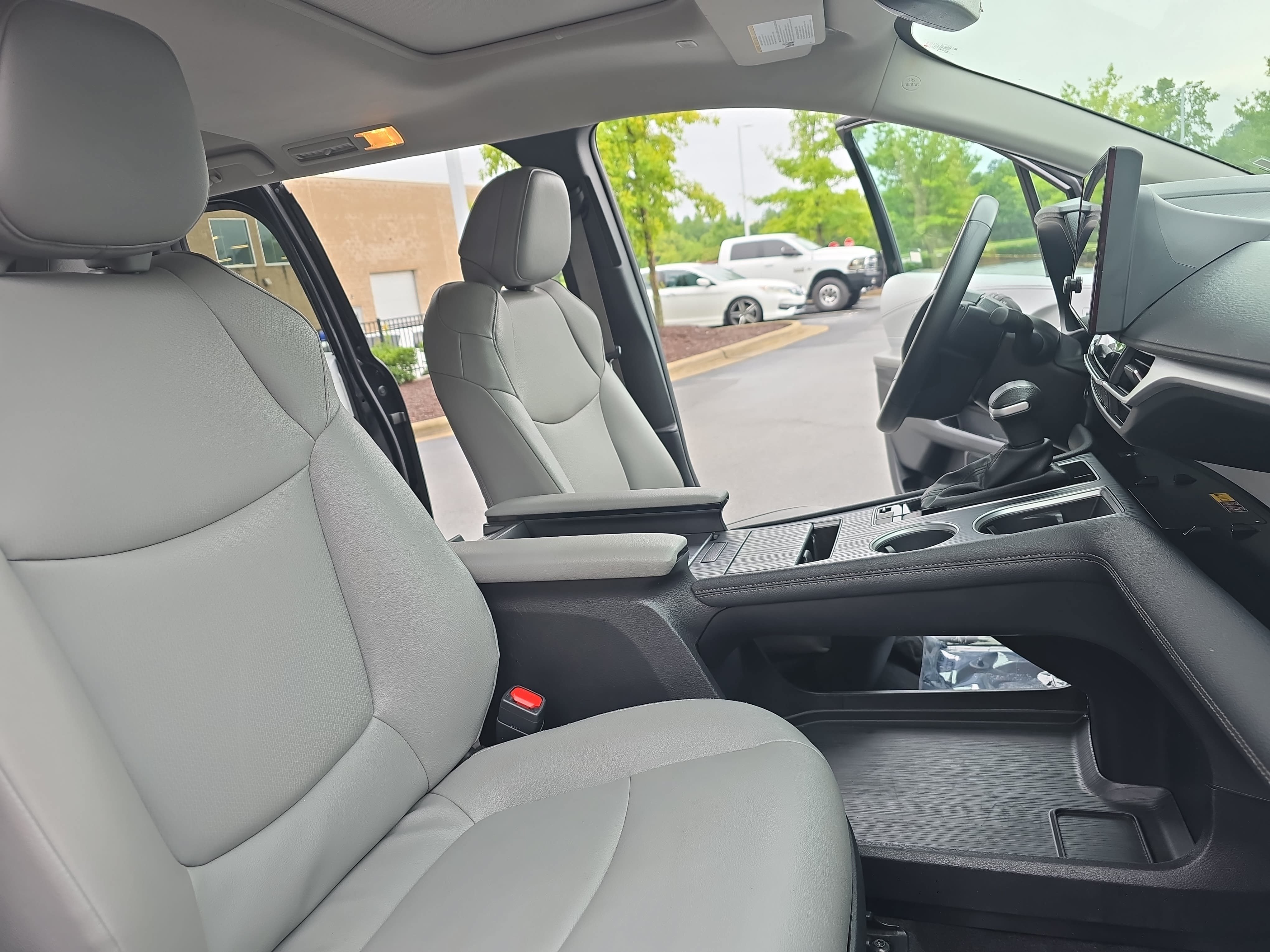 Used 2025 Toyota Sienna XLE FWD image 10