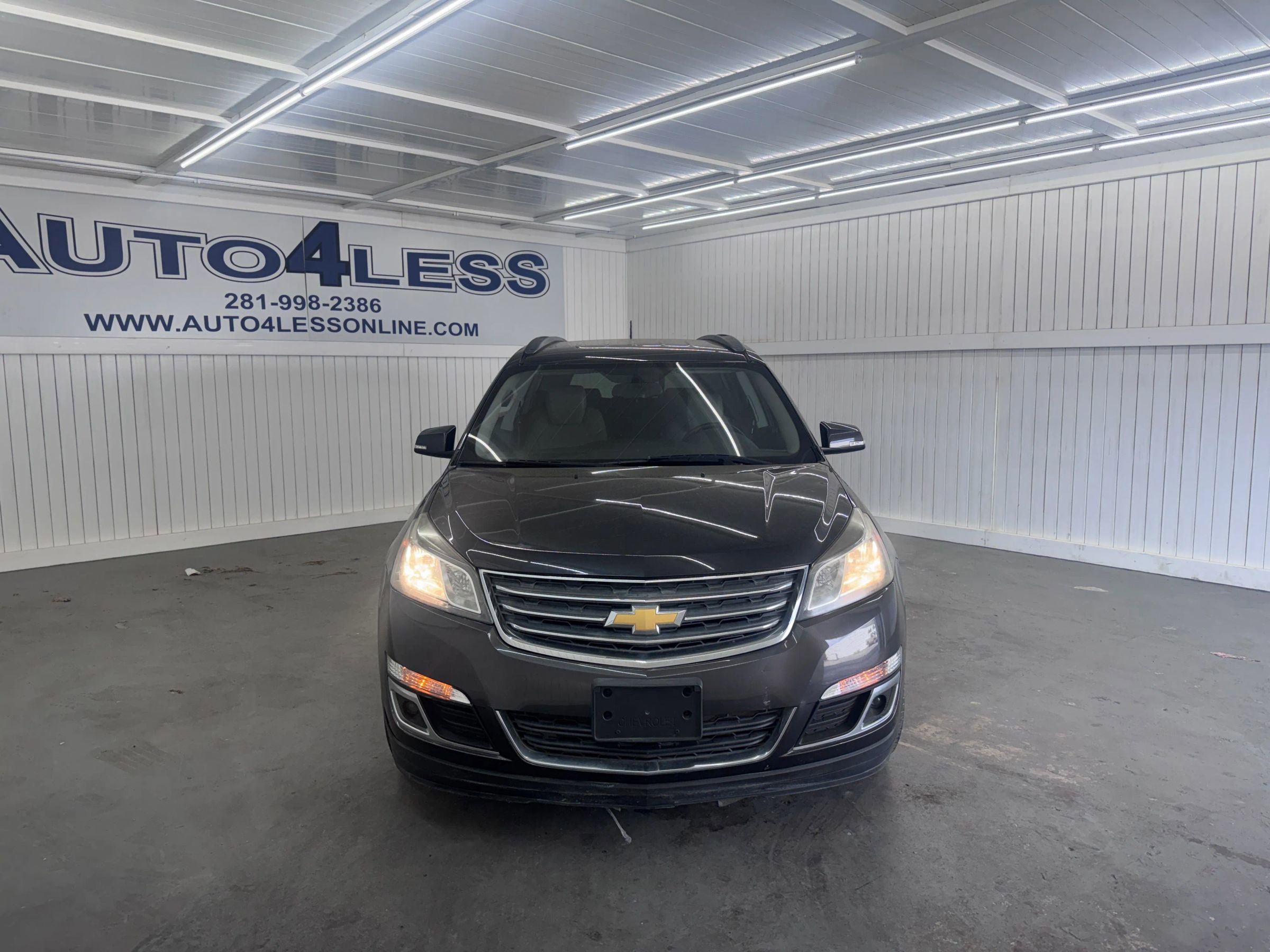 Used 2017 Chevrolet Traverse LT w/ Style and Technology Package image 2