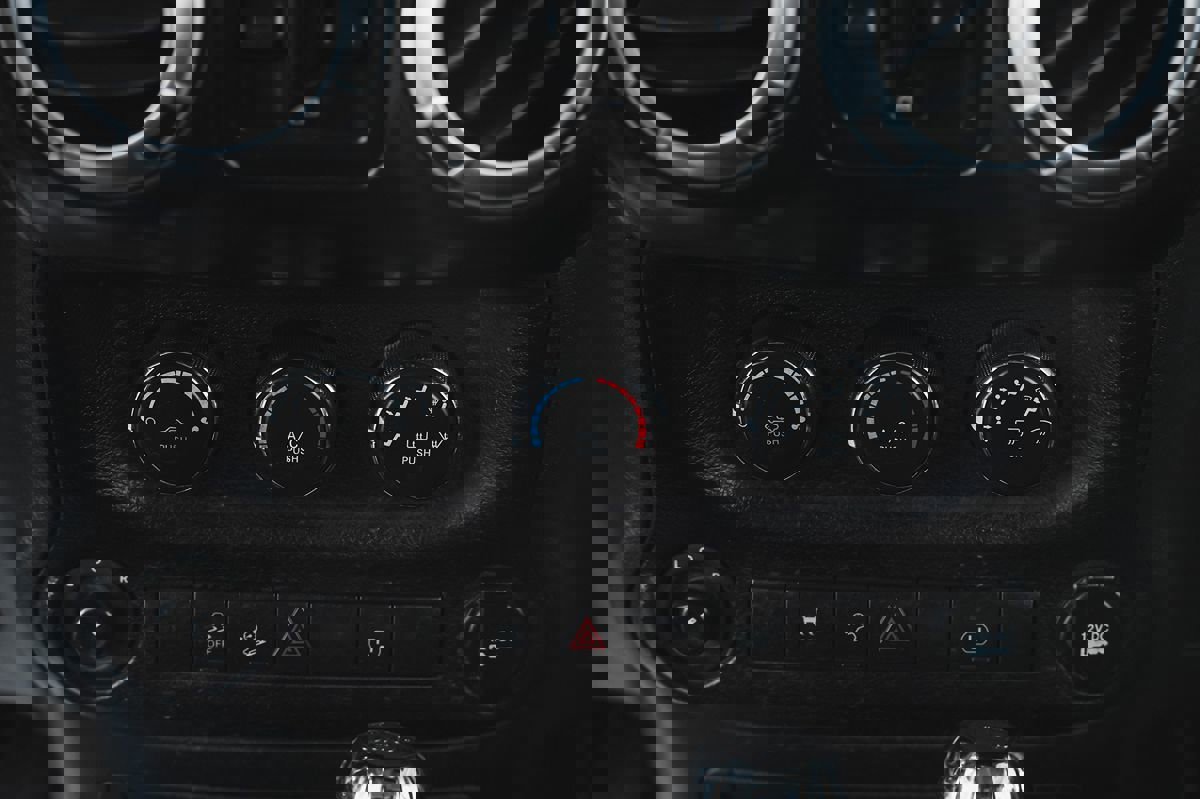 Used 2015 Jeep Wrangler Unlimited Rubicon w/ Connectivity Group image 34