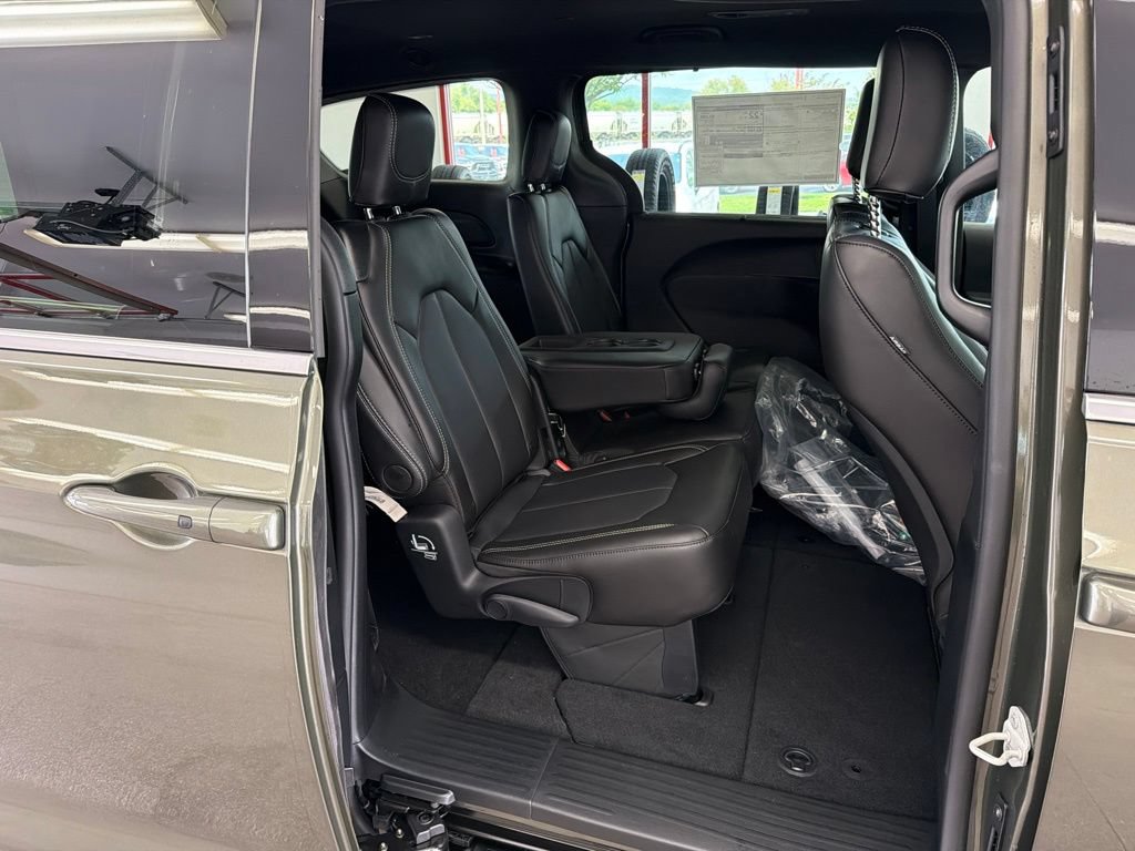 New 2027 Chrysler Pacifica Select FWD image 27