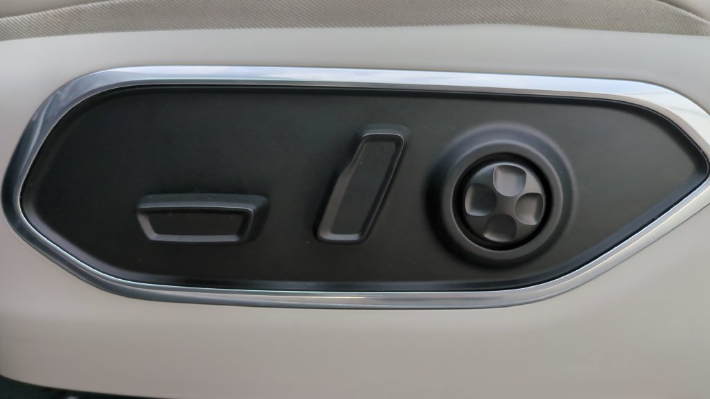 Used 2024 Jeep Wagoneer L Series II RWD image 16