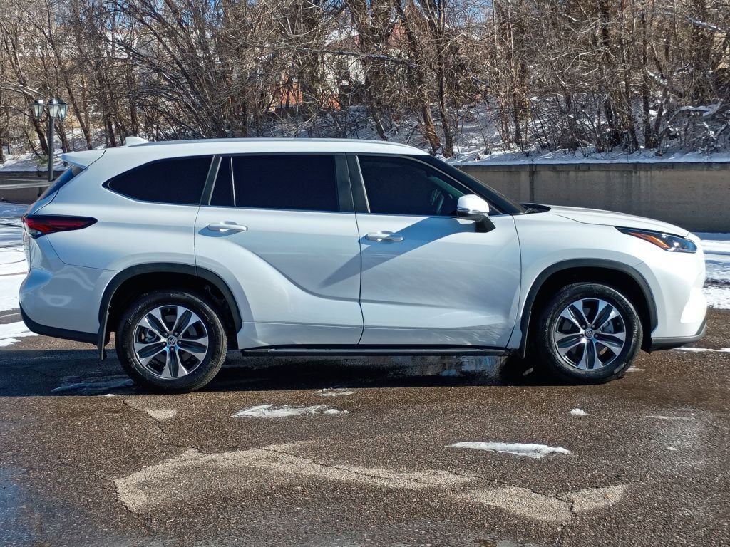 Used 2024 Toyota Highlander XLE image 7
