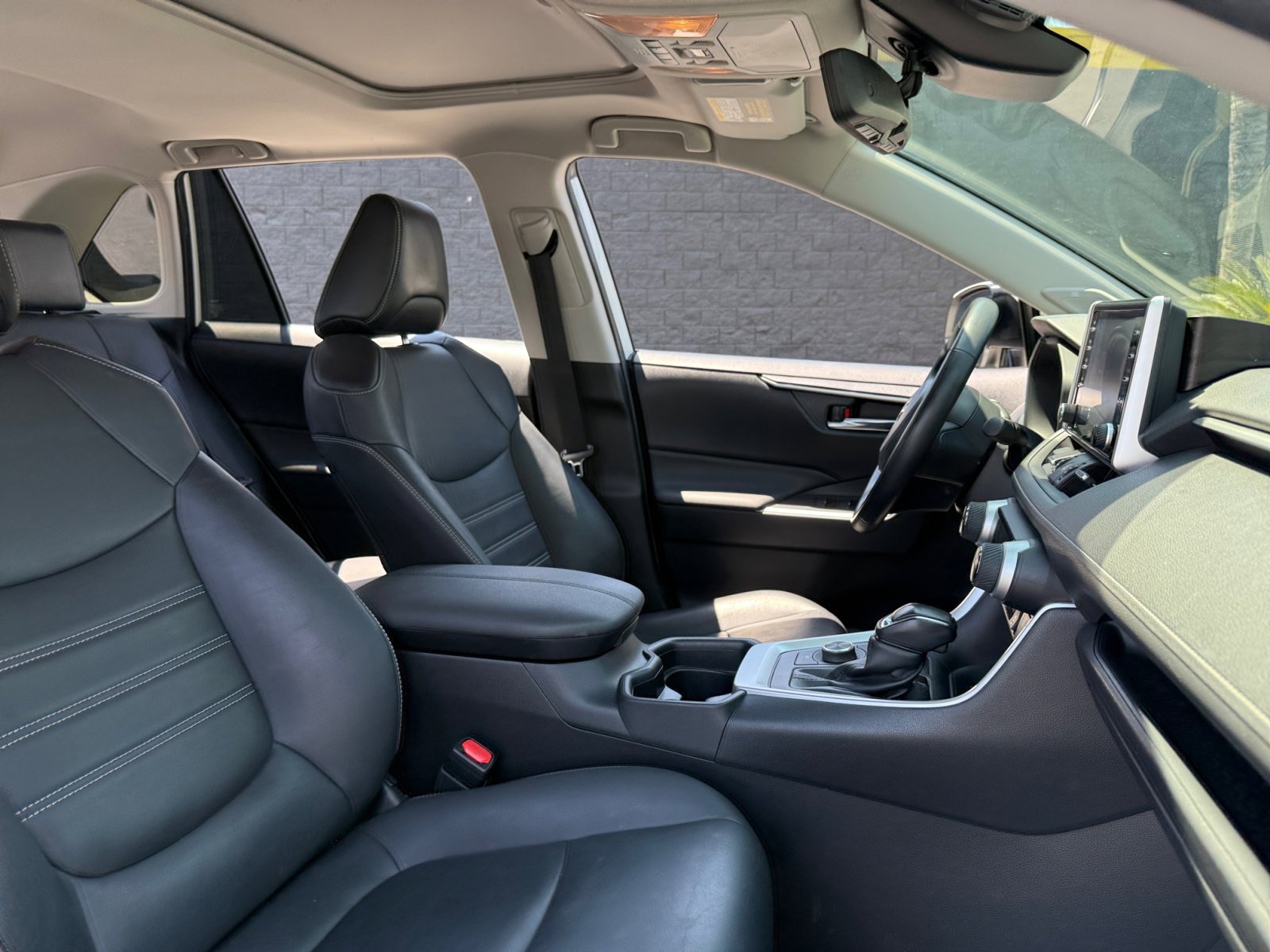 Used 2021 Toyota RAV4 XLE Premium image 19