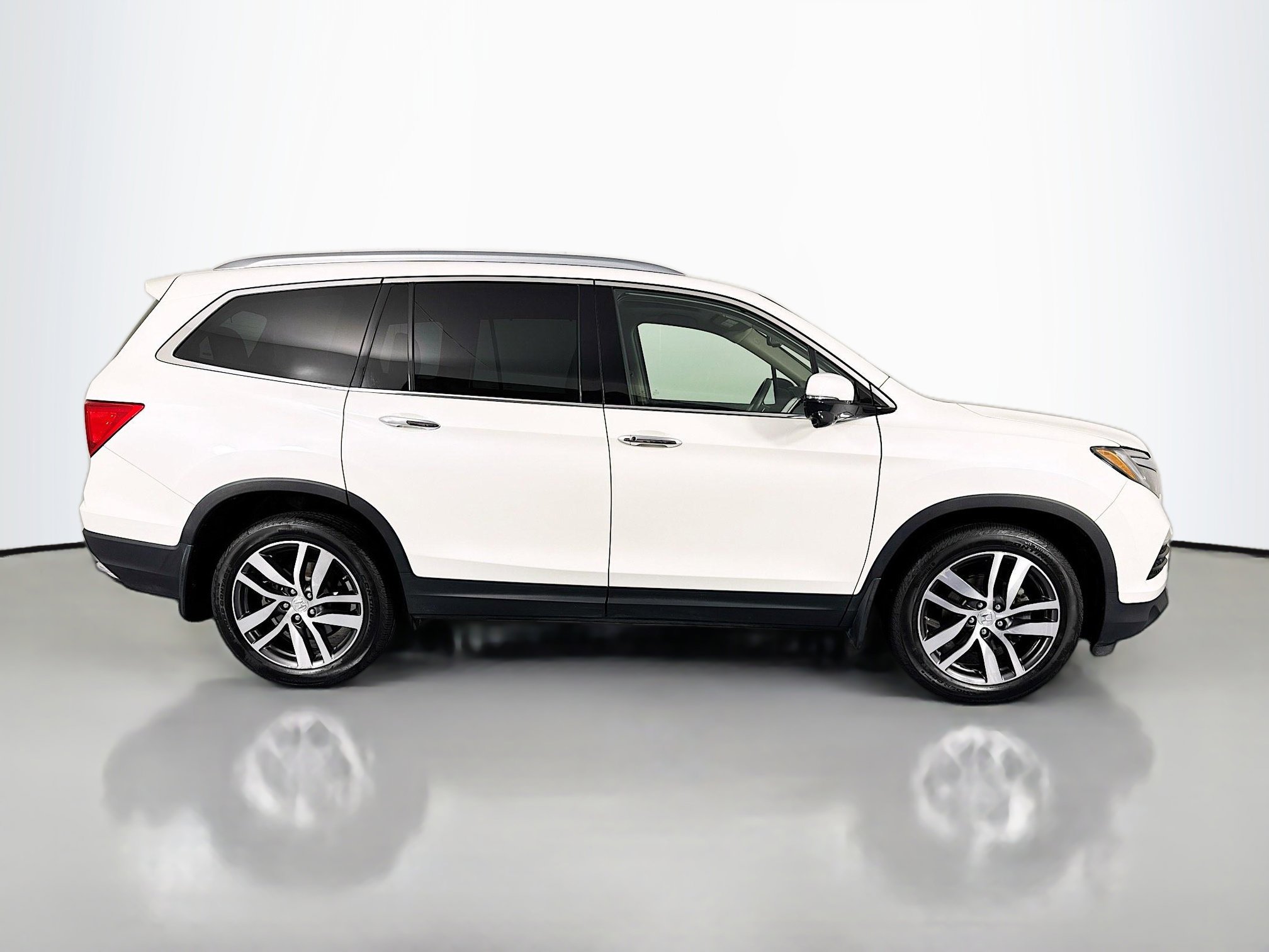 Certified 2018 Honda Pilot Touring image 4