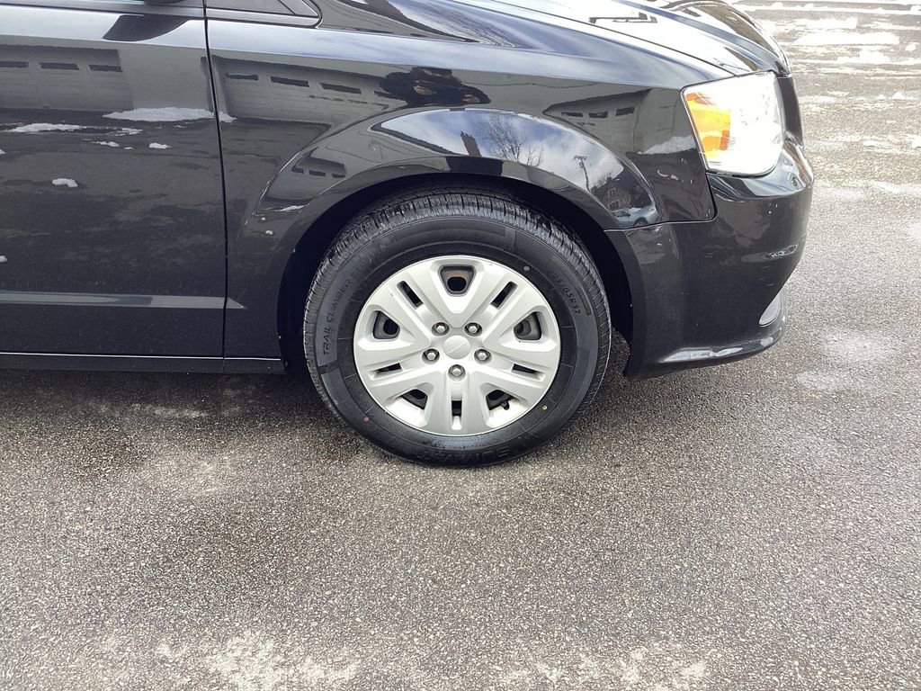 Used 2019 Dodge Grand Caravan SE w/ UConnect Hands-Free Group image 23