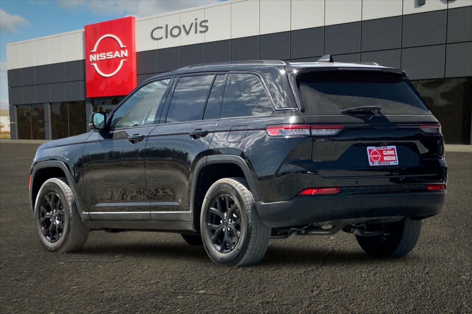Used 2024 Jeep Grand Cherokee Altitude RWD image 7