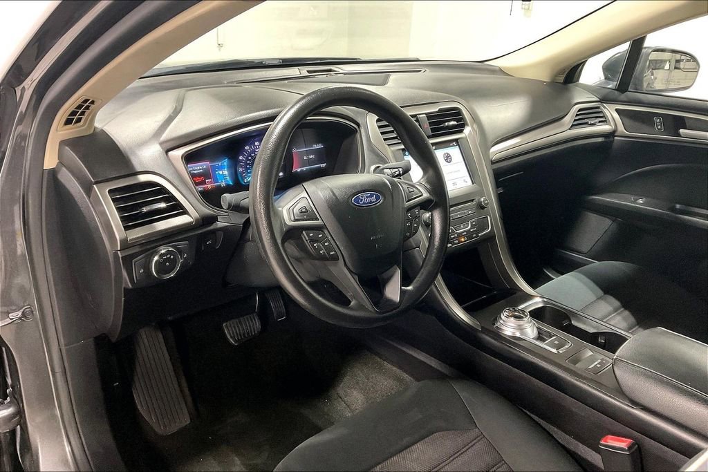 Used 2018 Ford Fusion SE w/ Fusion SE Technology Package image 16