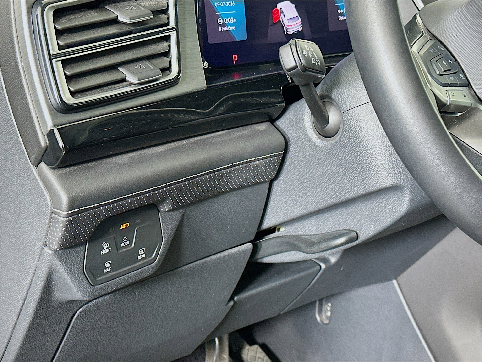 Used 2025 Volkswagen Atlas Cross Sport SE FWD image 17