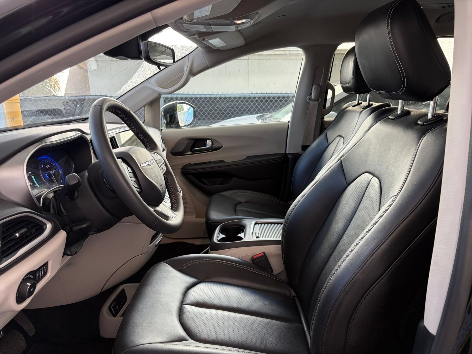 Used 2024 Chrysler Pacifica Touring-L FWD image 27