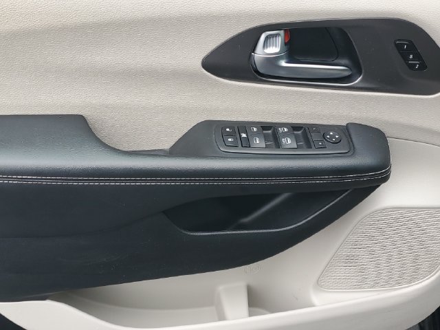 Used 2023 Chrysler Pacifica Touring-L FWD image 15
