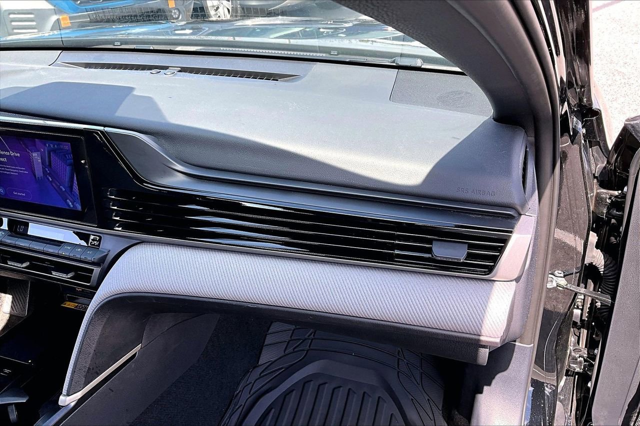 Used 2025 Toyota Camry SE image 23