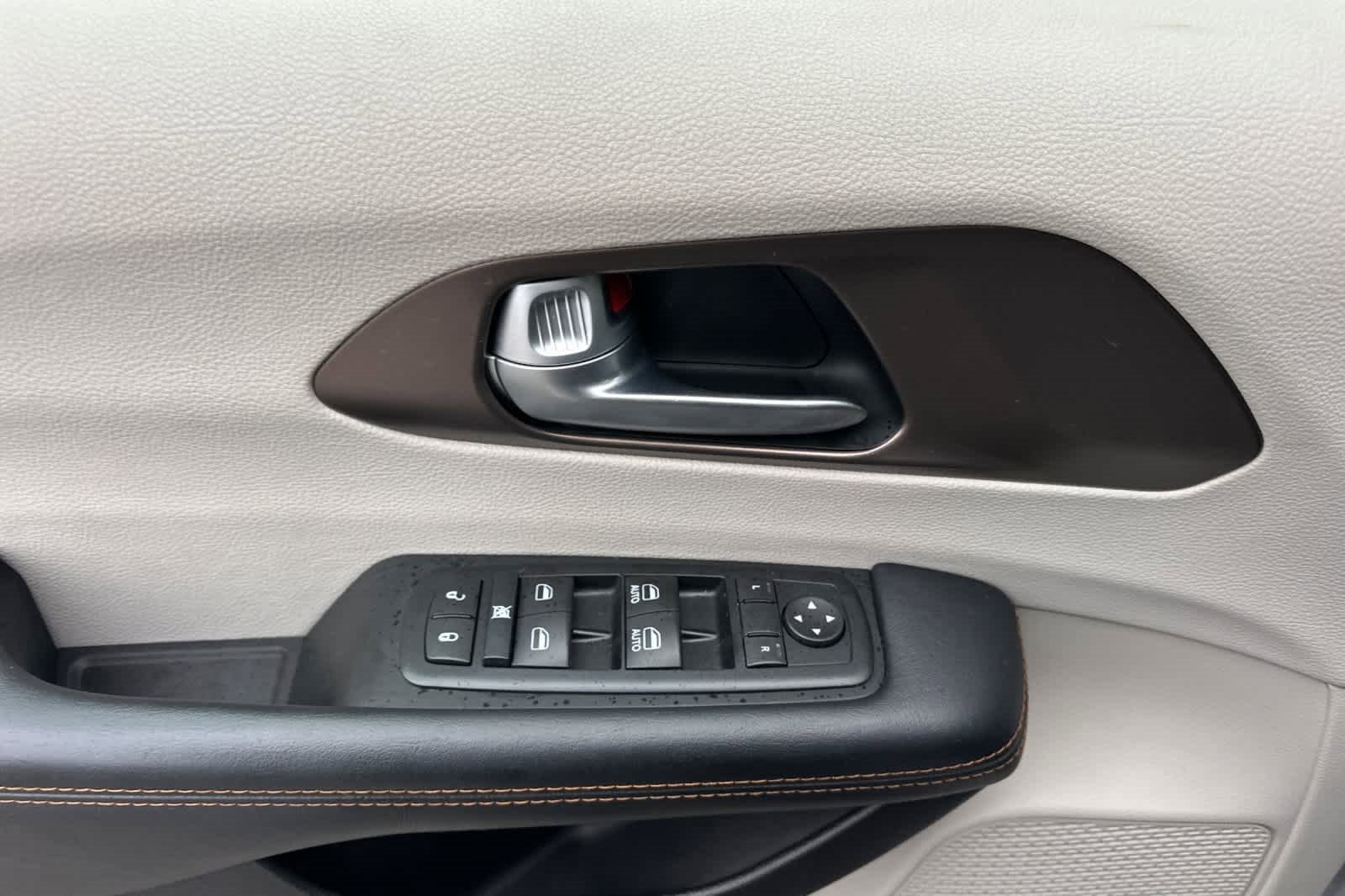 Used 2017 Chrysler Pacifica Touring-L image 12