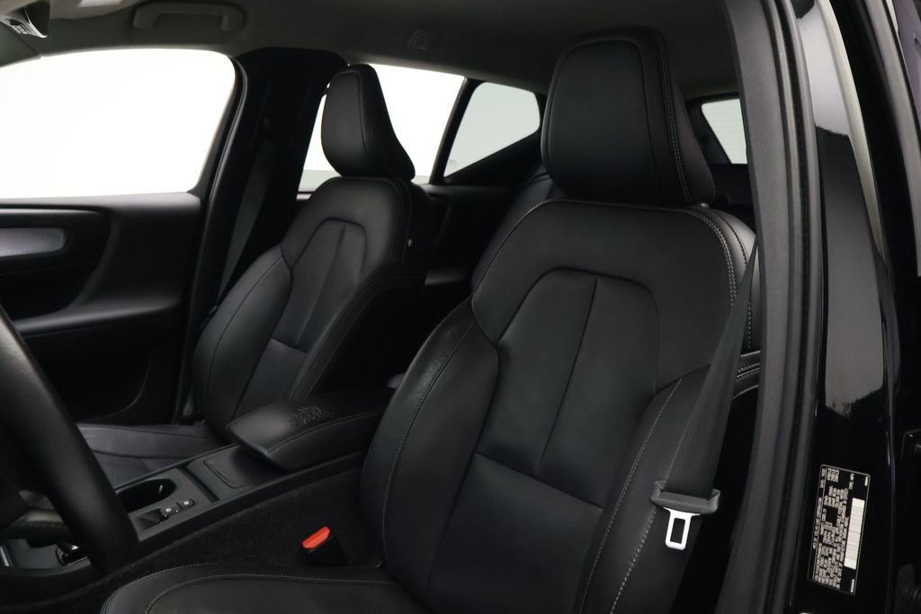 Used 2021 Volvo XC40 T4 Momentum w/ Premium Package FWD image 13