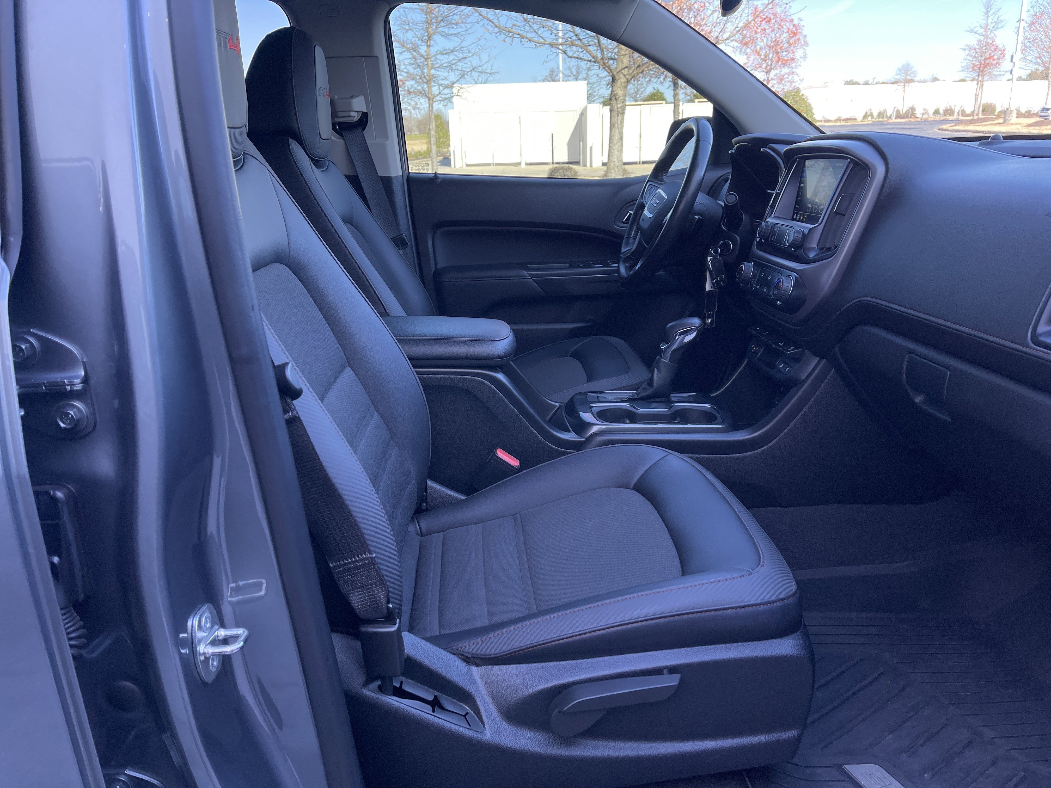 Used 2022 GMC Canyon AT4 image 31