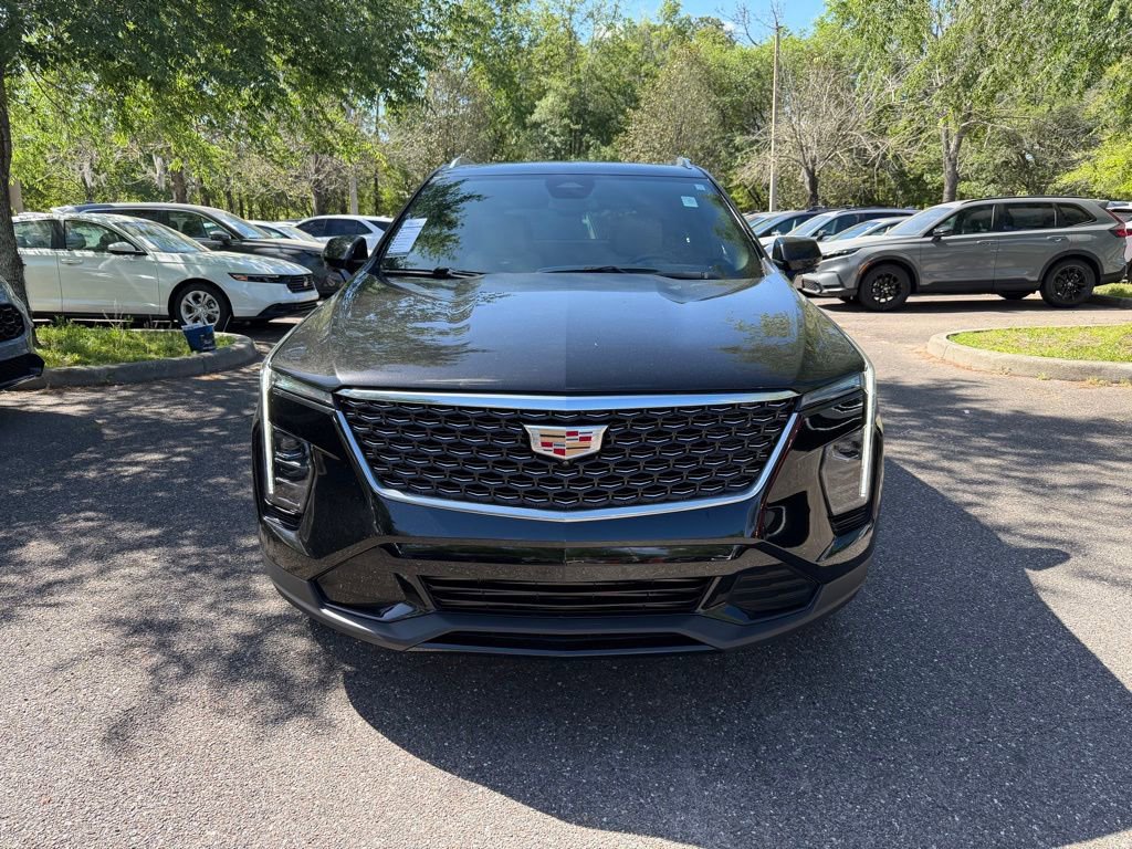 Used 2025 Cadillac XT4 Premium Luxury image 2