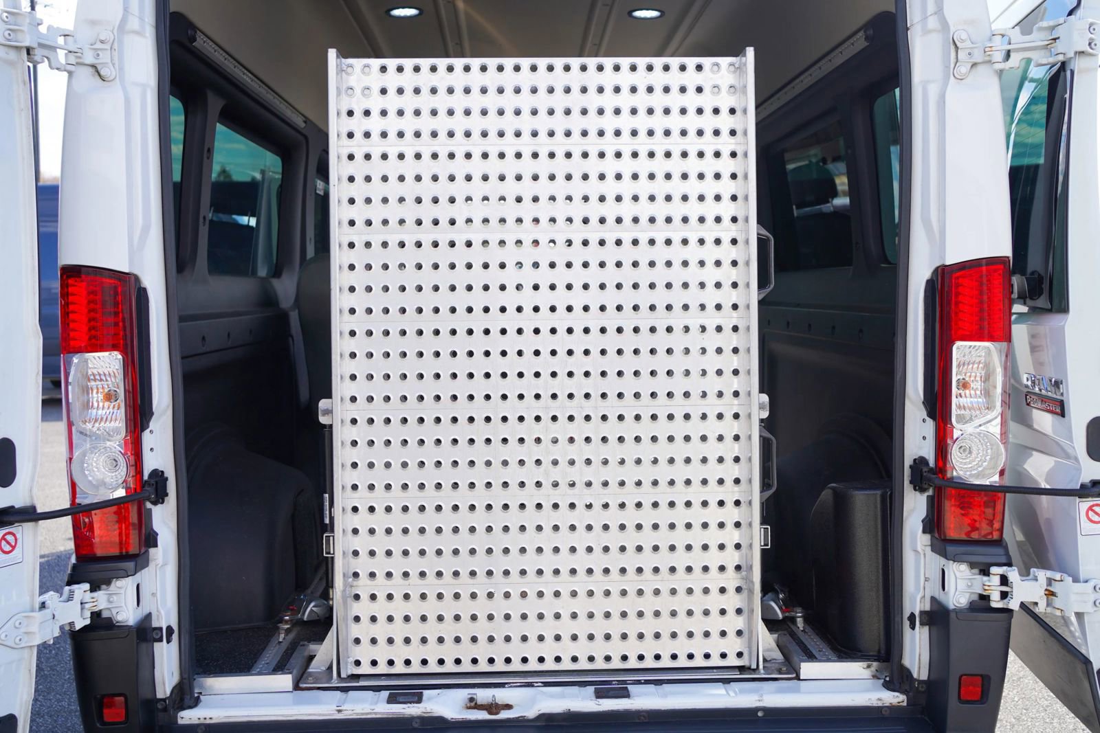 Used 2016 RAM ProMaster 2500 w/ Premium Appearance Group FWD image 8