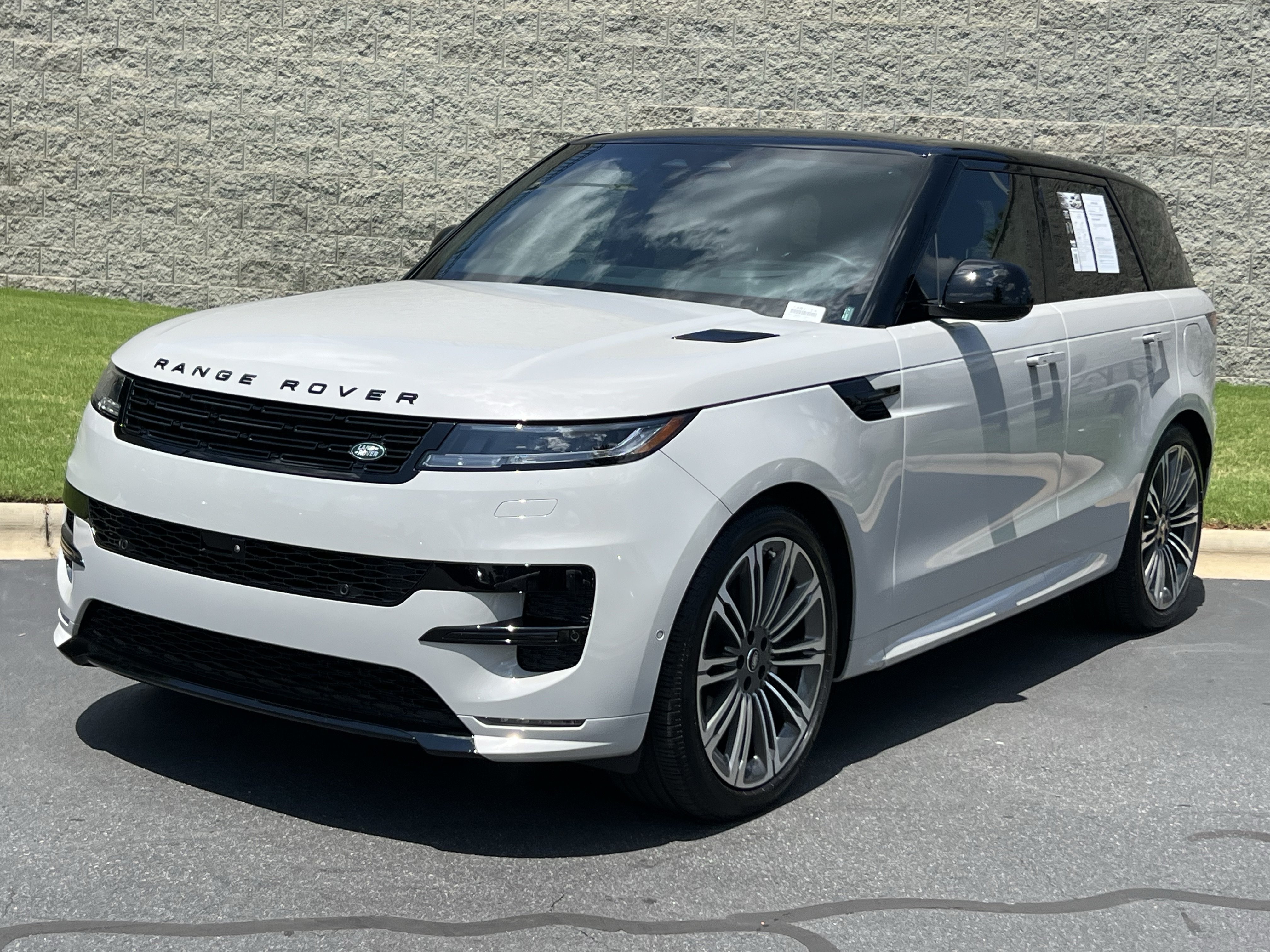 Certified 2025 Land Rover Range Rover Sport Dynamic SE AWD/4WD image 2