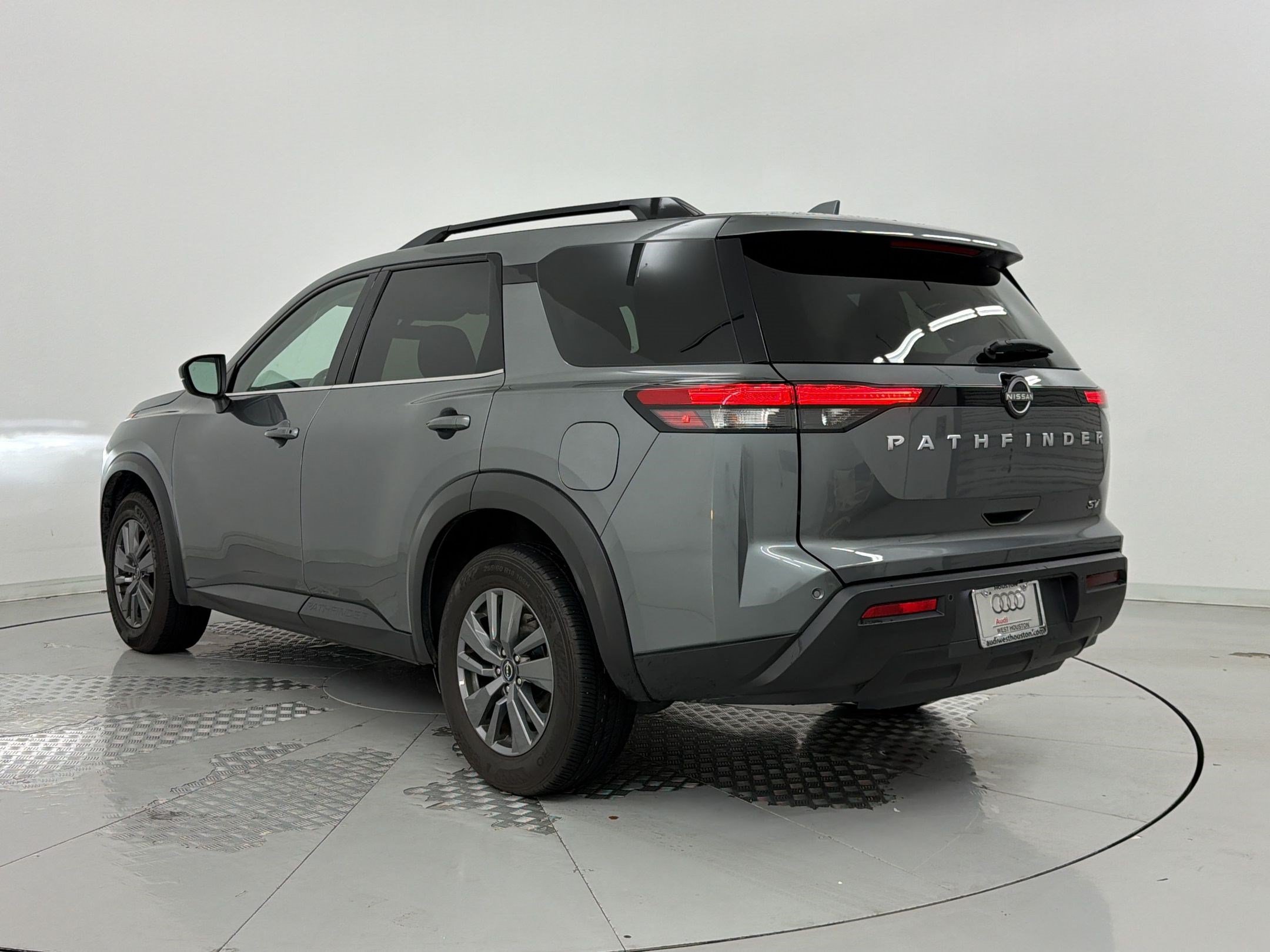 Used 2024 Nissan Pathfinder SV FWD image 3
