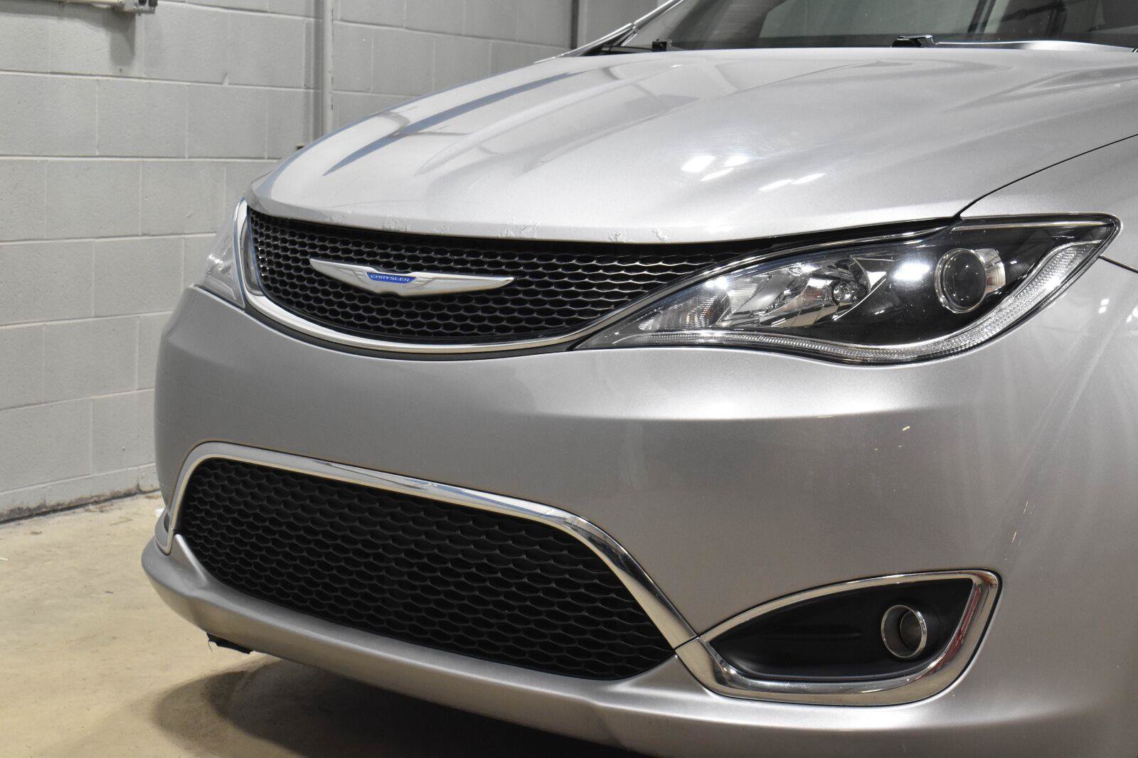 Used 2018 Chrysler Pacifica Touring-L FWD image 29