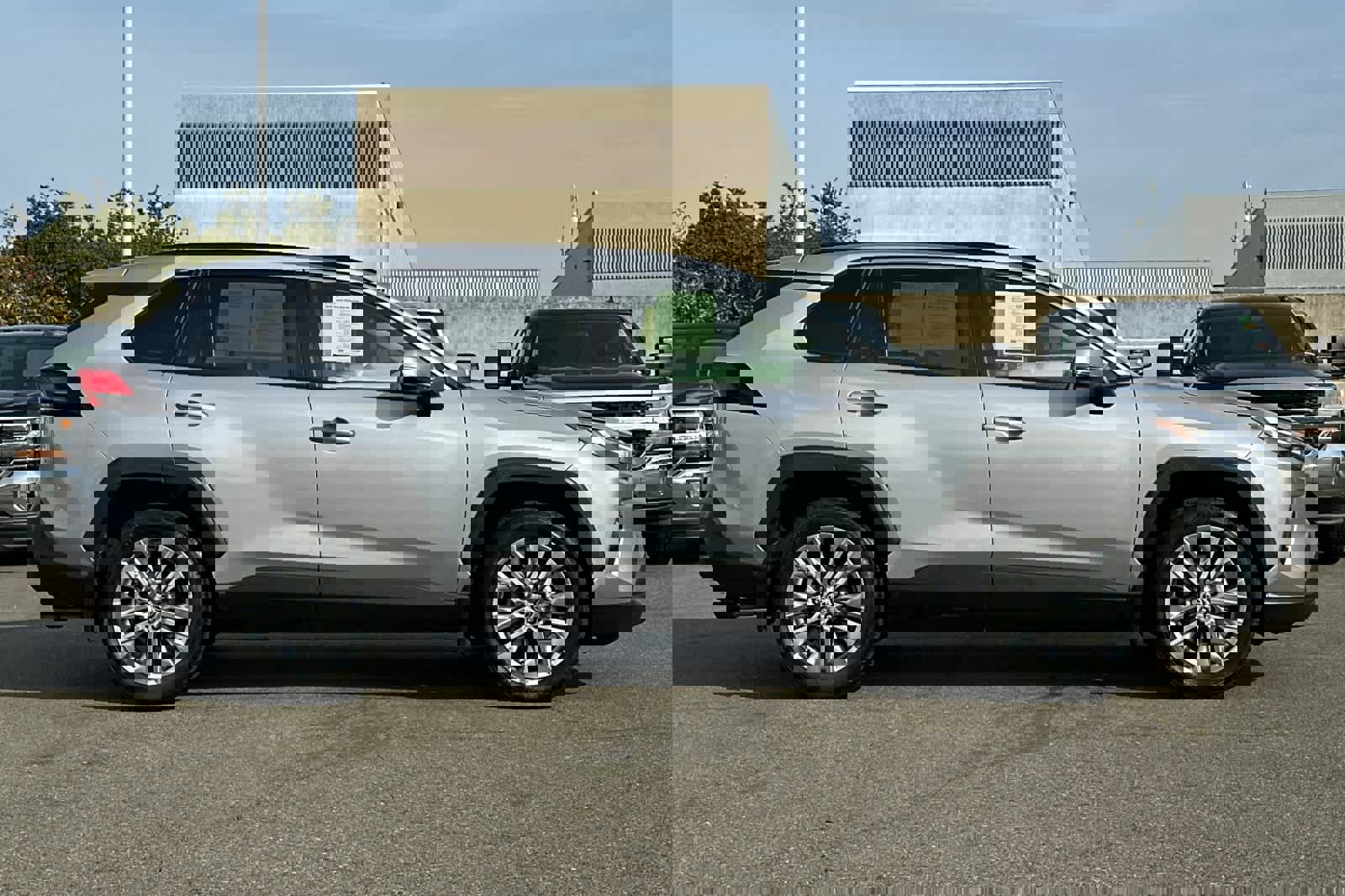 Used 2023 Toyota RAV4 XLE Premium image 6