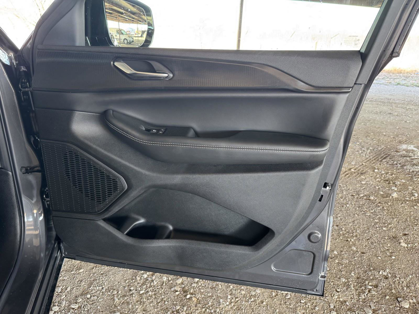 Used 2025 Jeep Grand Cherokee L Altitude image 38