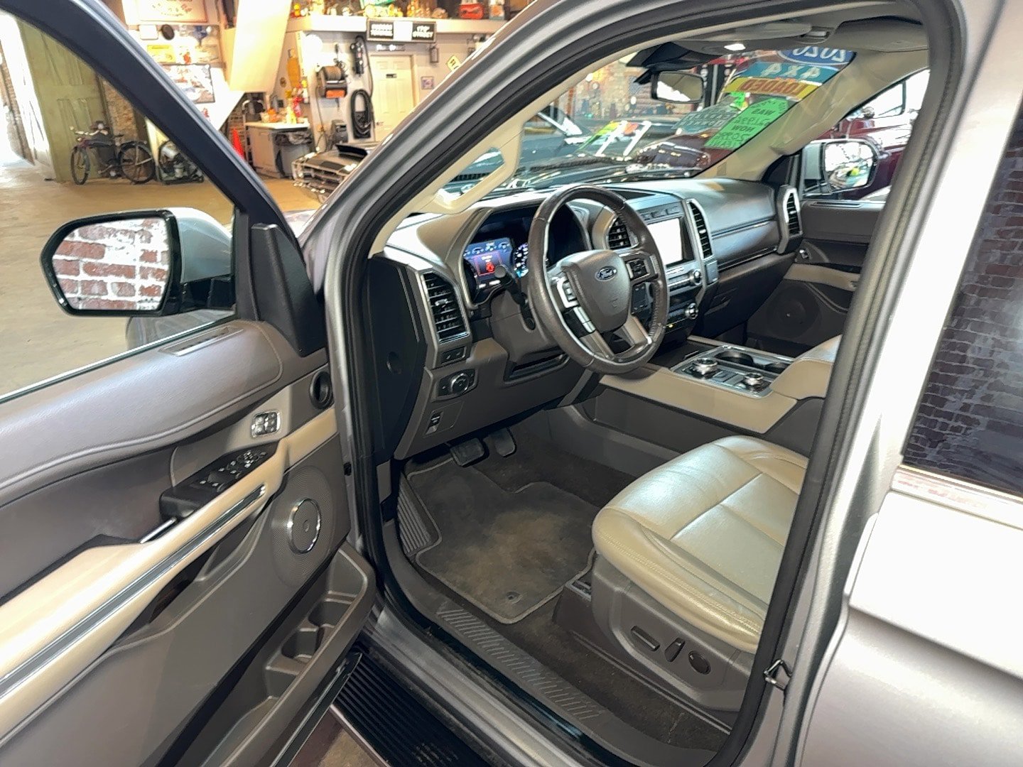 Used 2020 Ford Expedition XLT w/ Equipment Group 202A AWD/4WD image 12