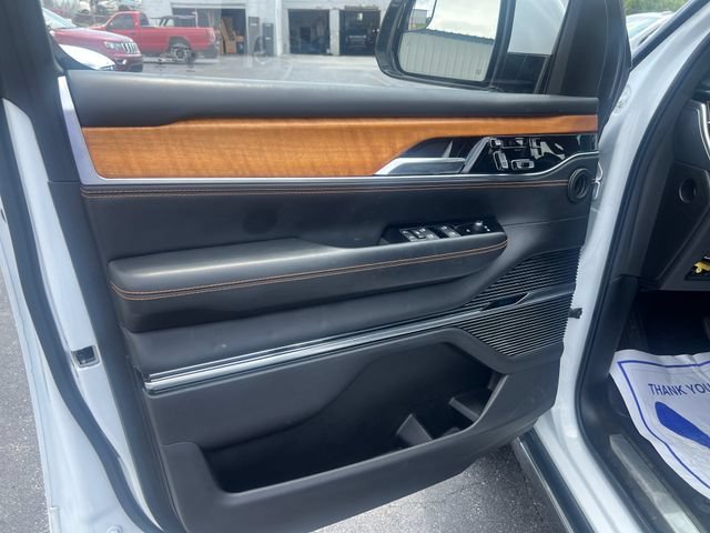 Used 2022 Jeep Grand Wagoneer Series III AWD/4WD image 10