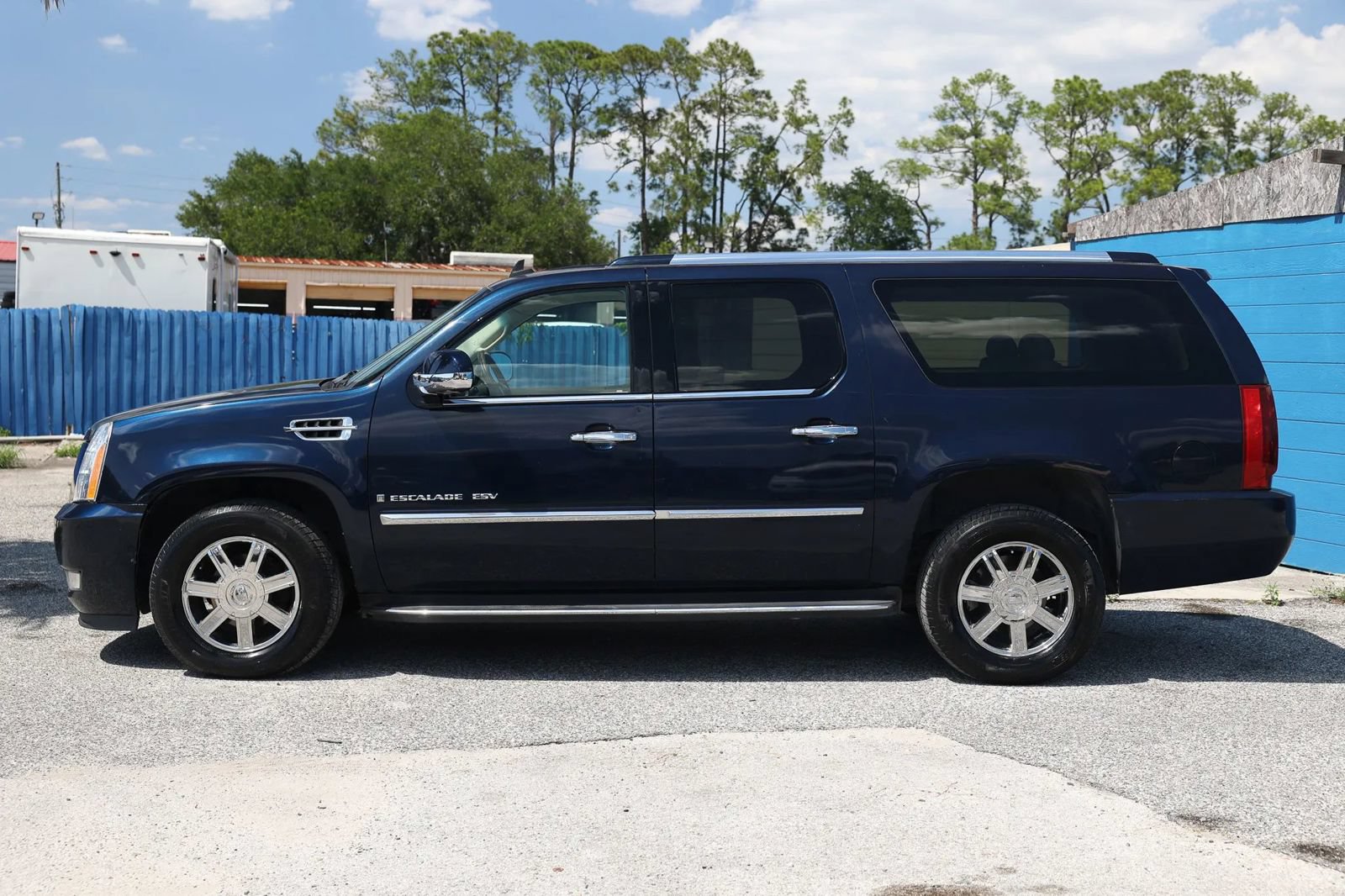 Used 2007 Cadillac Escalade ESV AWD w/ Information Package image 3