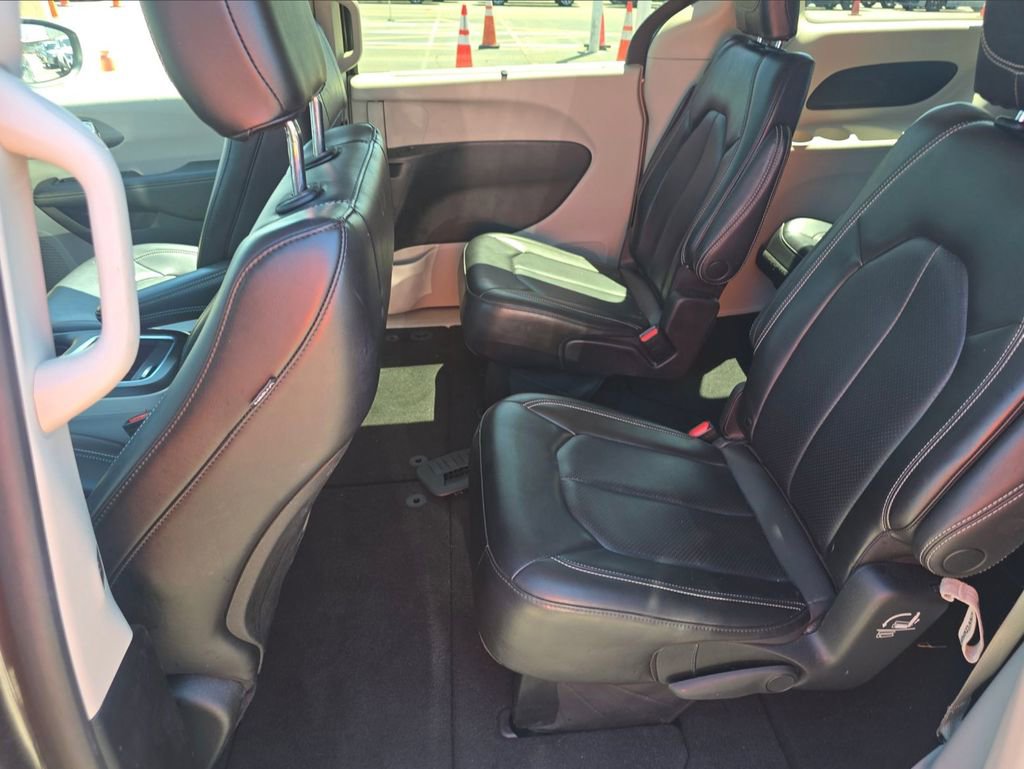 Used 2023 Chrysler Pacifica Touring-L FWD image 8