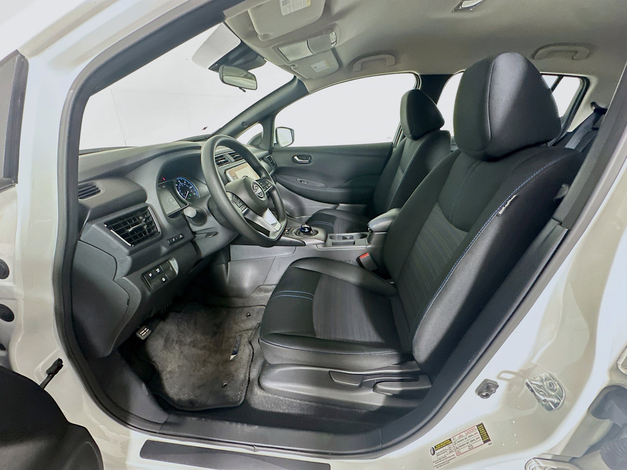 Used 2025 Nissan Leaf S image 13