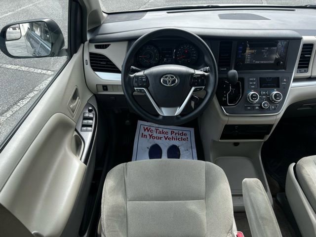Used 2017 Toyota Sienna L FWD image 32