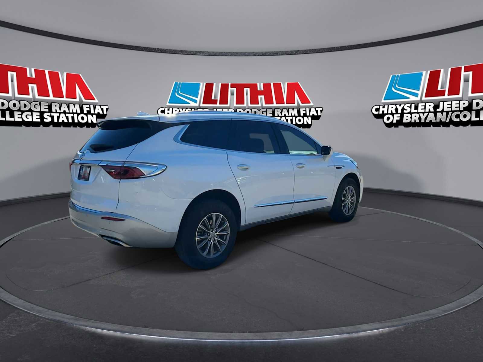 Used 2024 Buick Enclave Essence image 8