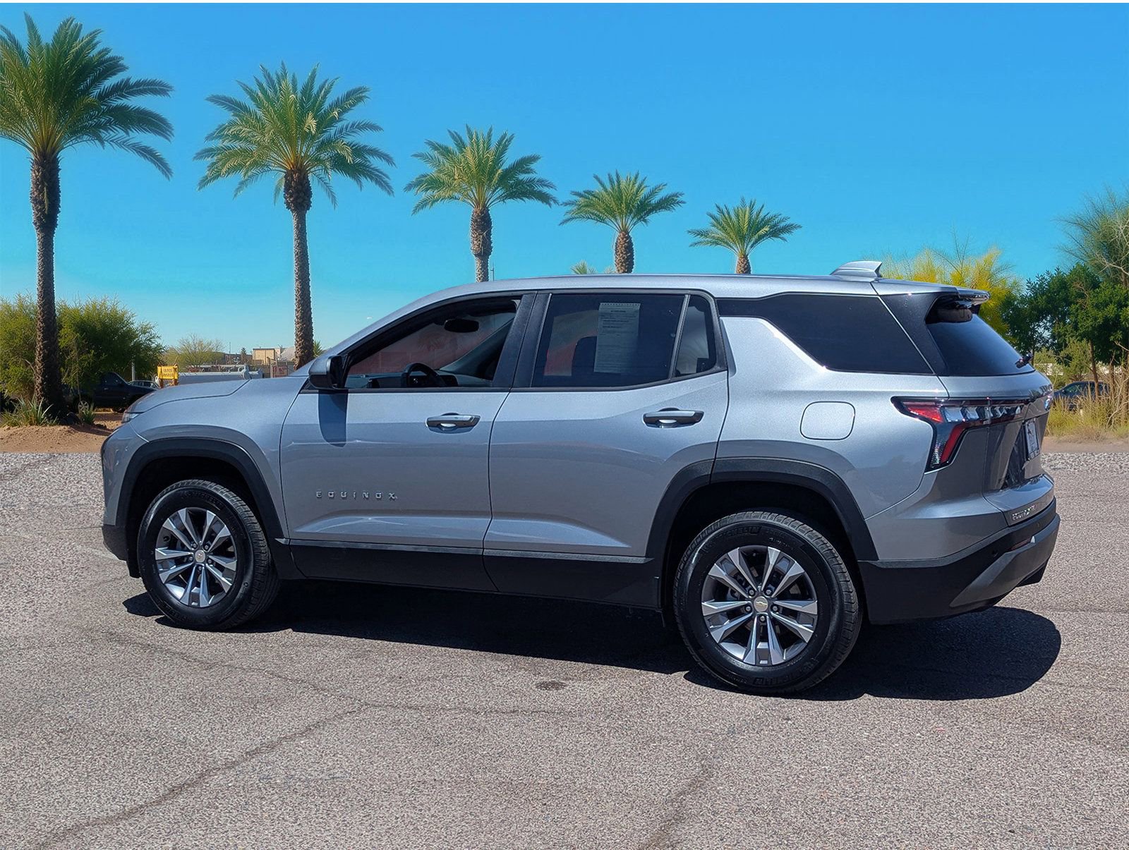 Used 2025 Chevrolet Equinox LT AWD/4WD image 3