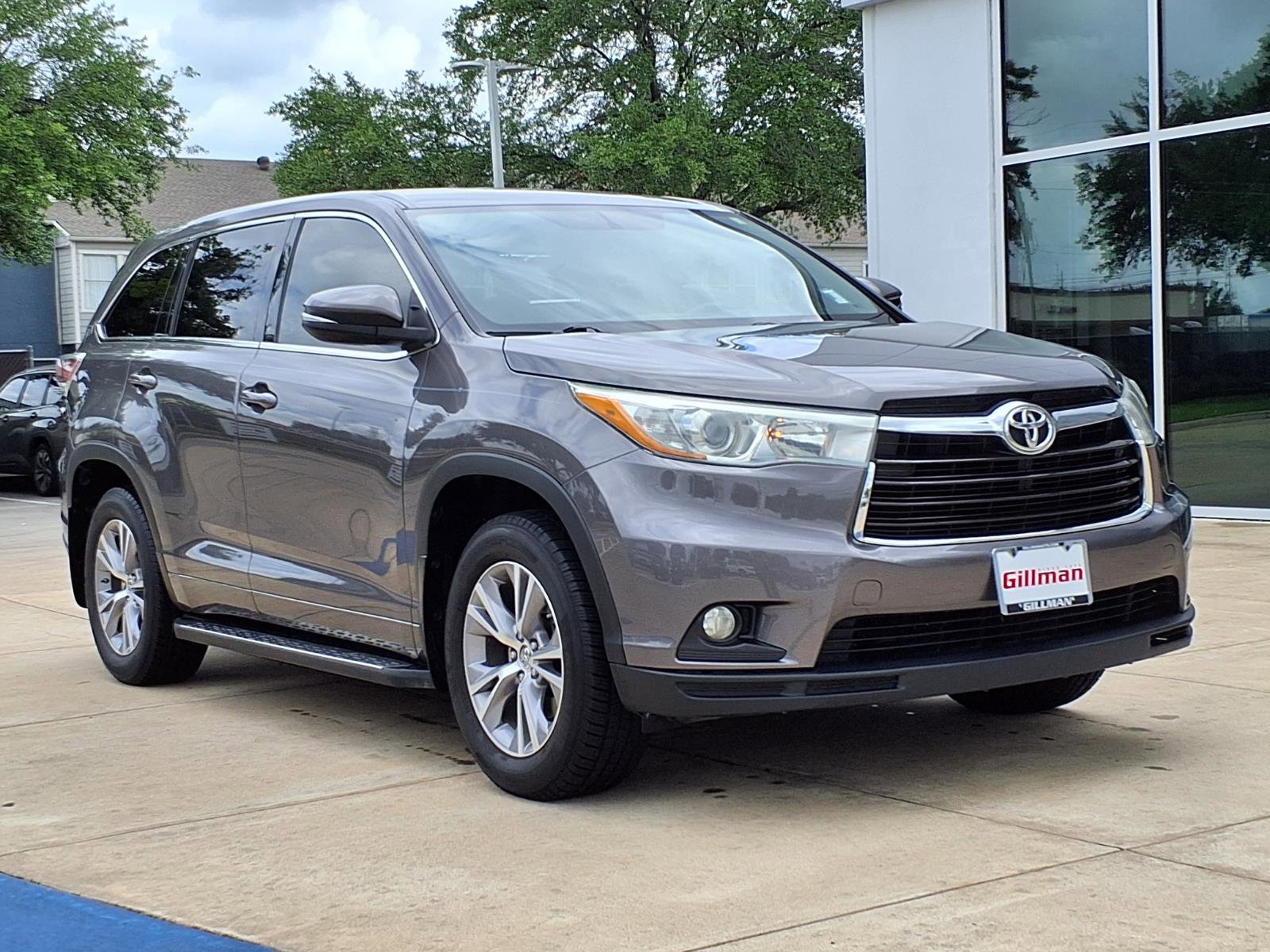 Used 2015 Toyota Highlander Plus FWD image 2